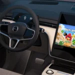 Người dùng trải nghiệm chơi game Angry Birds trên màn hình Android Automotive trong xe hơi.