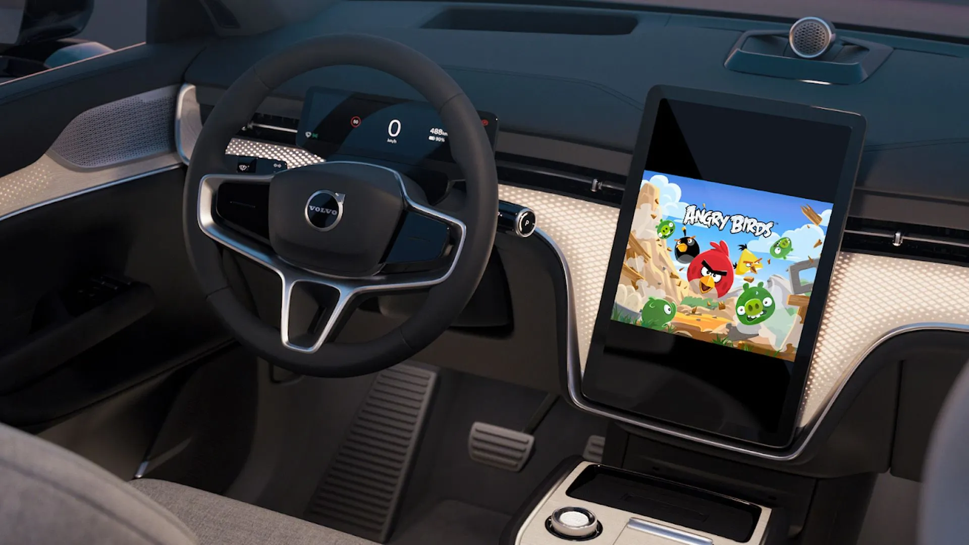 Người dùng trải nghiệm chơi game Angry Birds trên màn hình Android Automotive trong xe hơi.