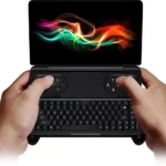 Người dùng trải nghiệm GPD Win Mini 2025, cho thấy thiết kế máy chơi game cầm tay lai laptop độc đáo