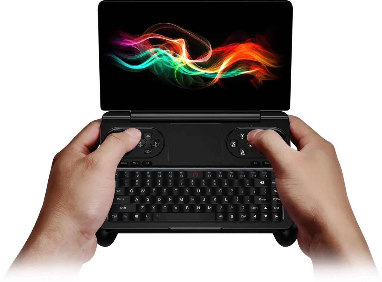 Người dùng trải nghiệm GPD Win Mini 2025, cho thấy thiết kế máy chơi game cầm tay lai laptop độc đáo