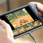 Người dùng trải nghiệm Nintendo Switch 2 ở chế độ cầm tay, minh họa thời lượng pin.