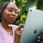 Người phụ nữ đang sử dụng Apple Pencil trên iPad Air M3 màu xanh