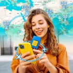 Người phụ nữ dùng điện thoại, thẻ SIM trên màn hình, máy bay bay quanh điện thoại, bản đồ và cột sóng di động dưới nền.
