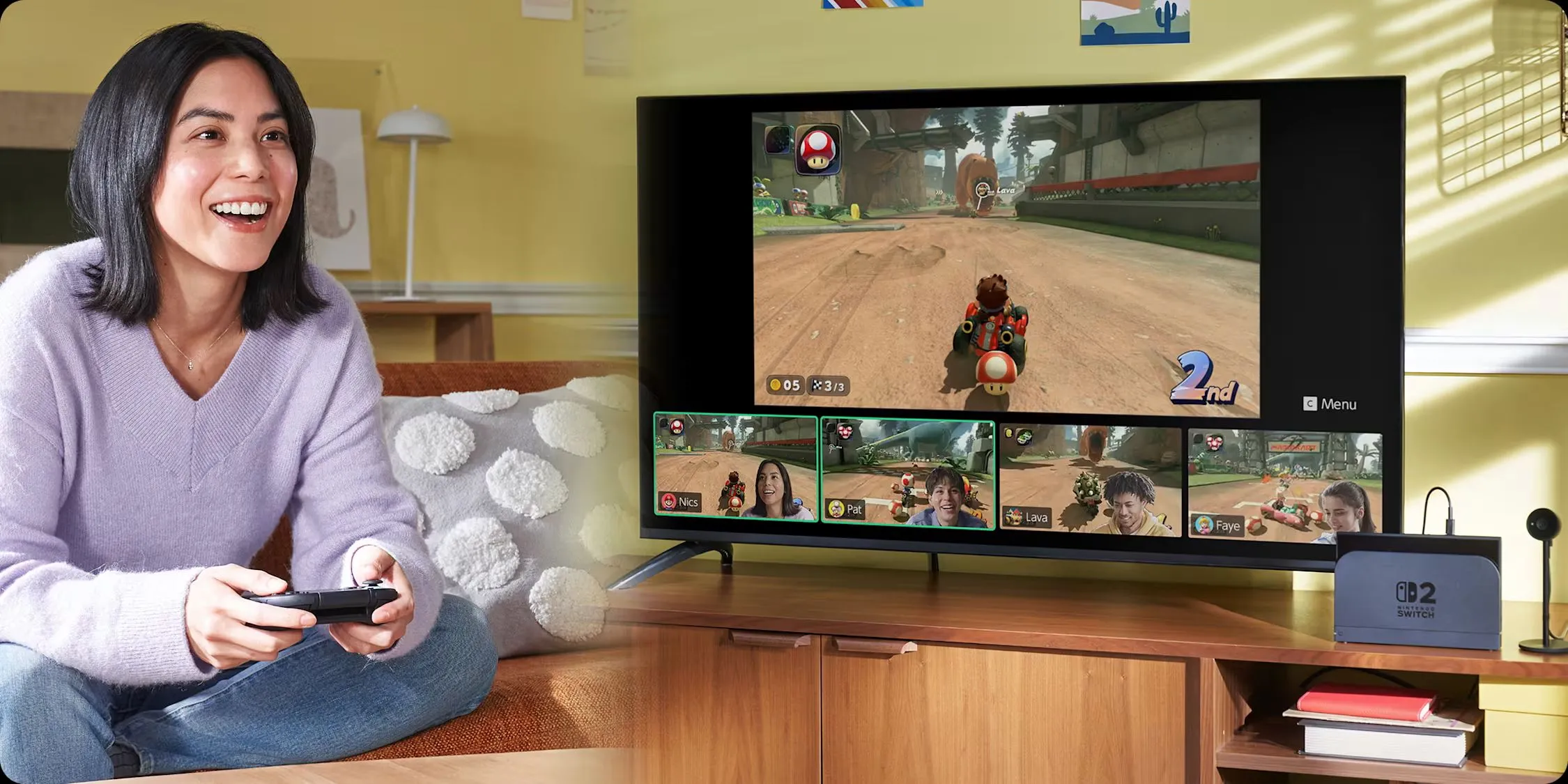 Người phụ nữ sử dụng Nintendo Switch 2 GameChat khi chơi Mario Kart World.