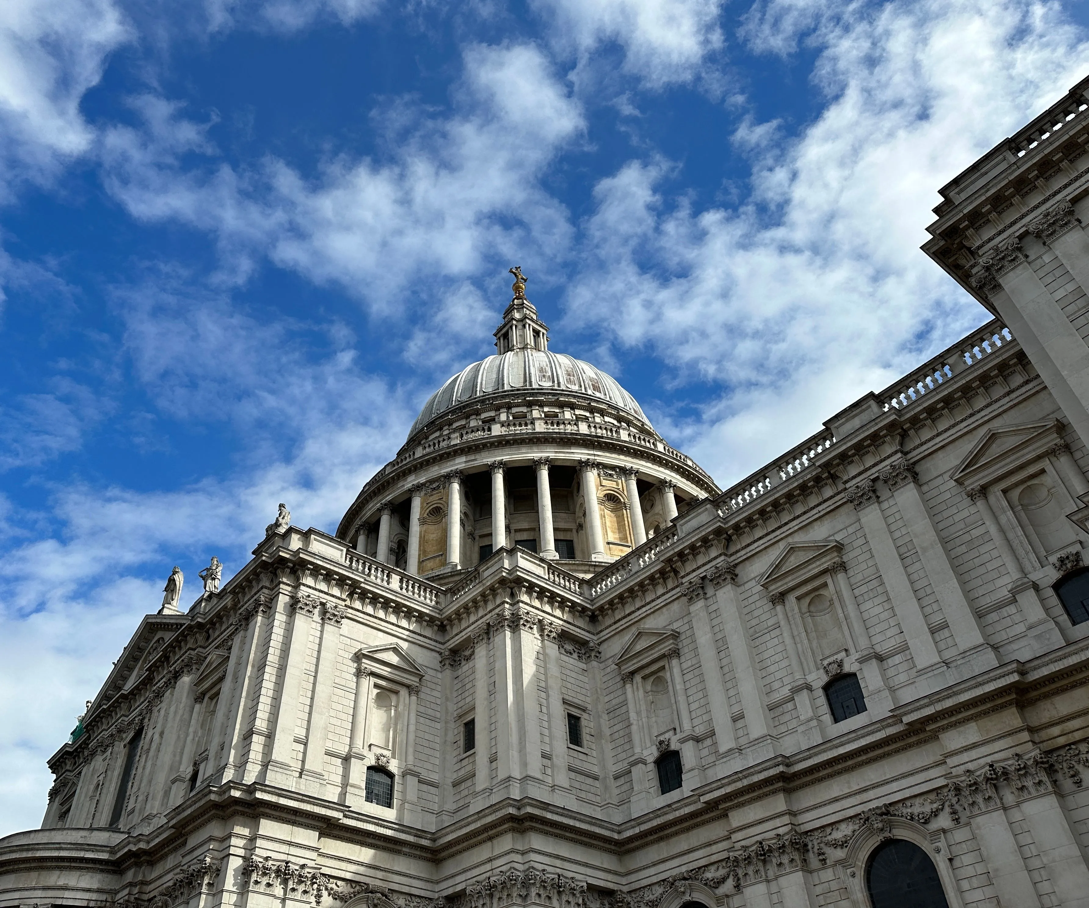 Nhà thờ St Paul's vào ngày nắng, trước khi điều chỉnh nhiệt độ màu để tạo cảm giác ấm áp hơn