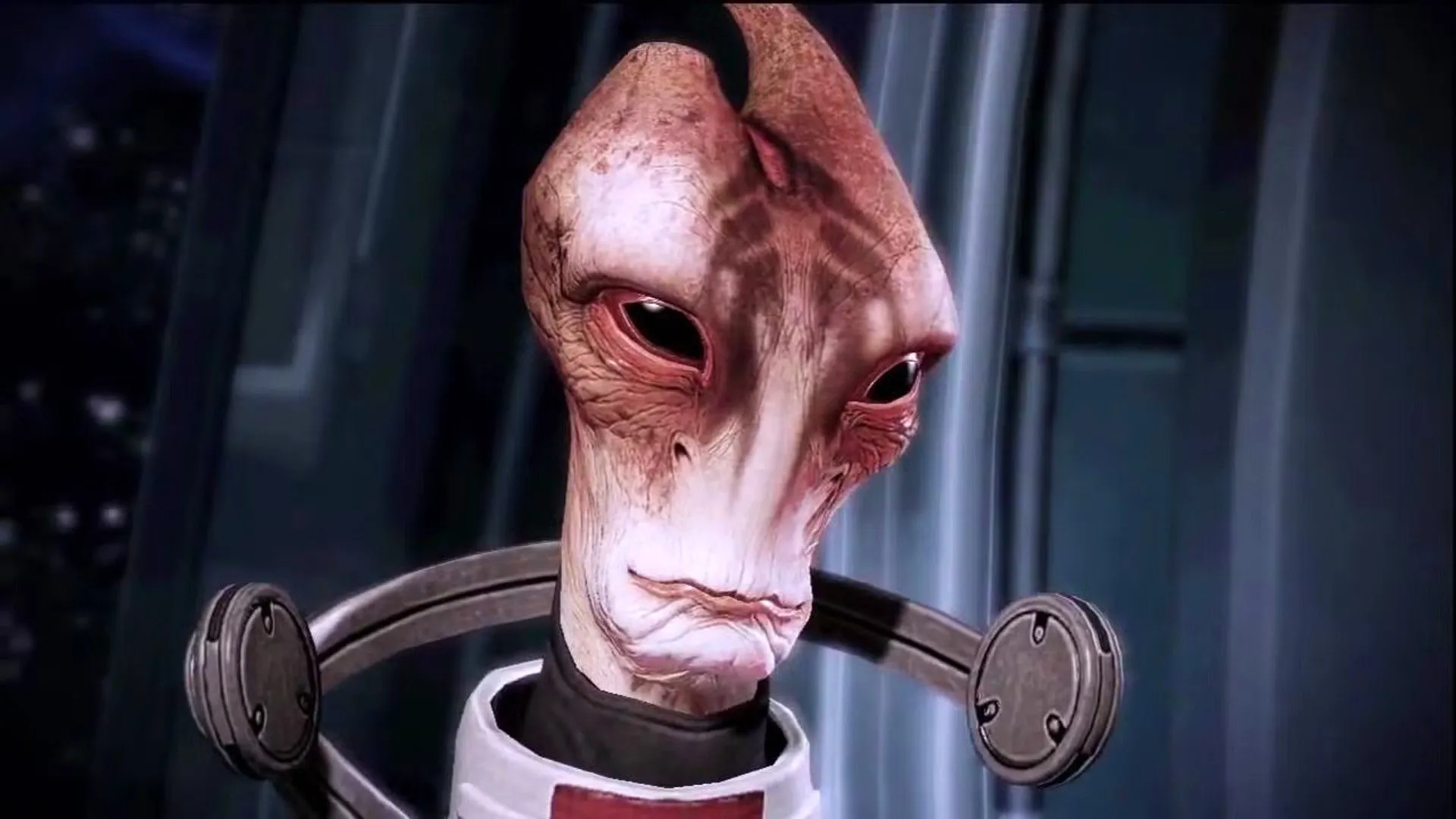 Nhân vật Mordin Solus mỉm cười trong Mass Effect 3, đại diện cho những mối quan hệ và quyết định khó khăn.