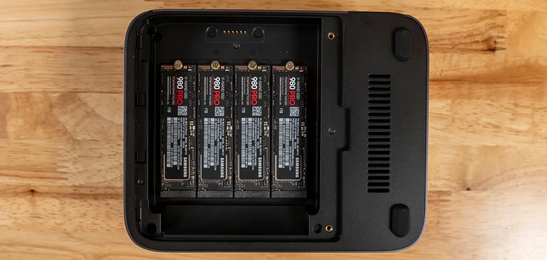 Nhiều ổ cứng SSD NVMe được lắp đặt trong một bộ khung hoặc case máy tính.