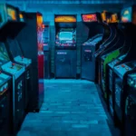 Những máy chơi game thùng arcade cổ điển trong căn phòng ánh sáng xanh, minh họa sự đa dạng của tay cầm game ngày xưa.