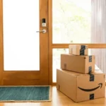 Những thùng hàng Amazon được đặt trước cửa nhà, thể hiện việc mua sắm online và tiềm năng cần trả hàng.