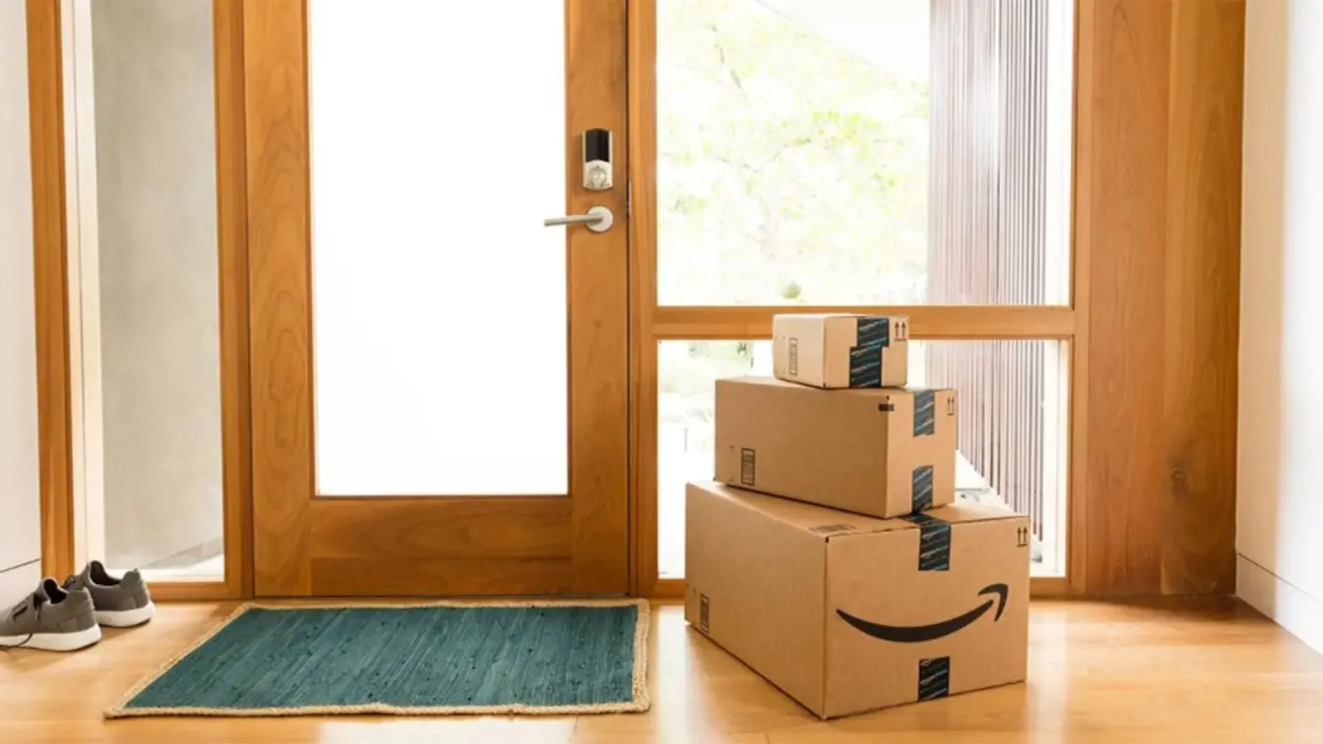 Những thùng hàng Amazon được đặt trước cửa nhà, thể hiện việc mua sắm online và tiềm năng cần trả hàng.