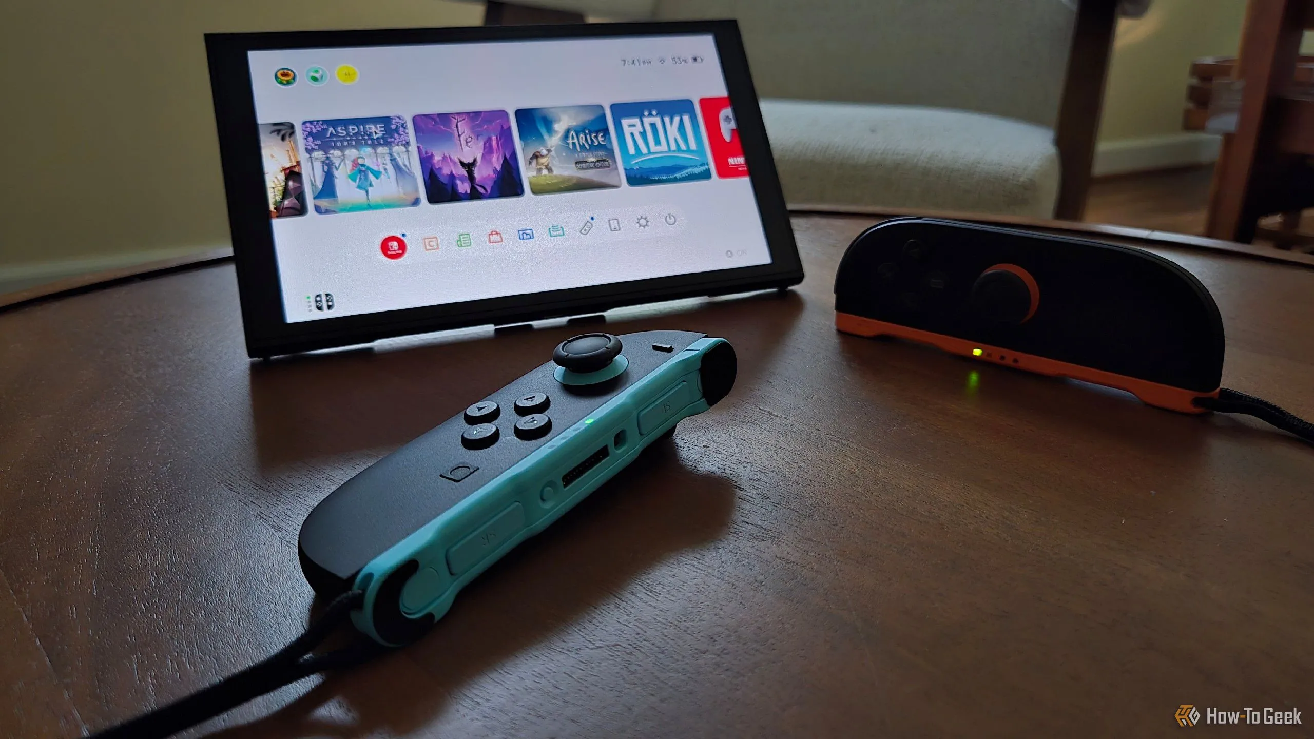 Nintendo Switch 2 đặt đứng bằng chân đế tích hợp, với hai tay cầm Joy-Con 2 phía trước, thể hiện tính linh hoạt khi chơi game.
