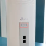 Nút chỉ báo WPS trên mặt sau bộ định tuyến lưới TP-Link.
