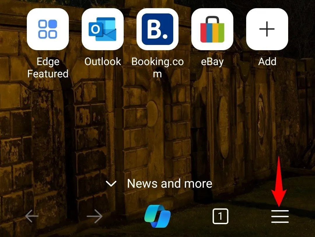 Nút menu ba gạch ngang ở cuối trình duyệt Microsoft Edge trên thiết bị di động.
