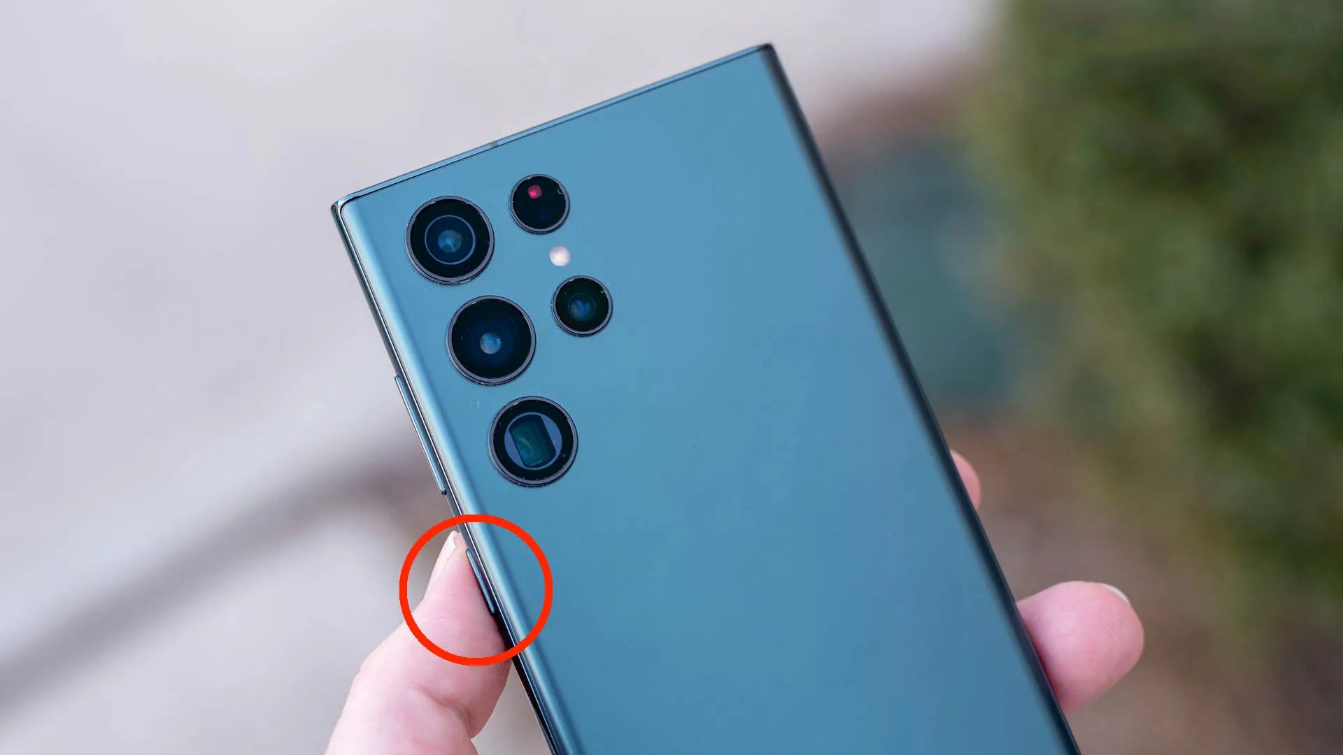 Nút nguồn của Samsung Galaxy S22 Ultra đang được nhấn để kích hoạt camera nhanh.