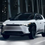 Ô tô điện Toyota bZ4X di chuyển trên cầu, minh họa cho chiến lược xe điện của Toyota.