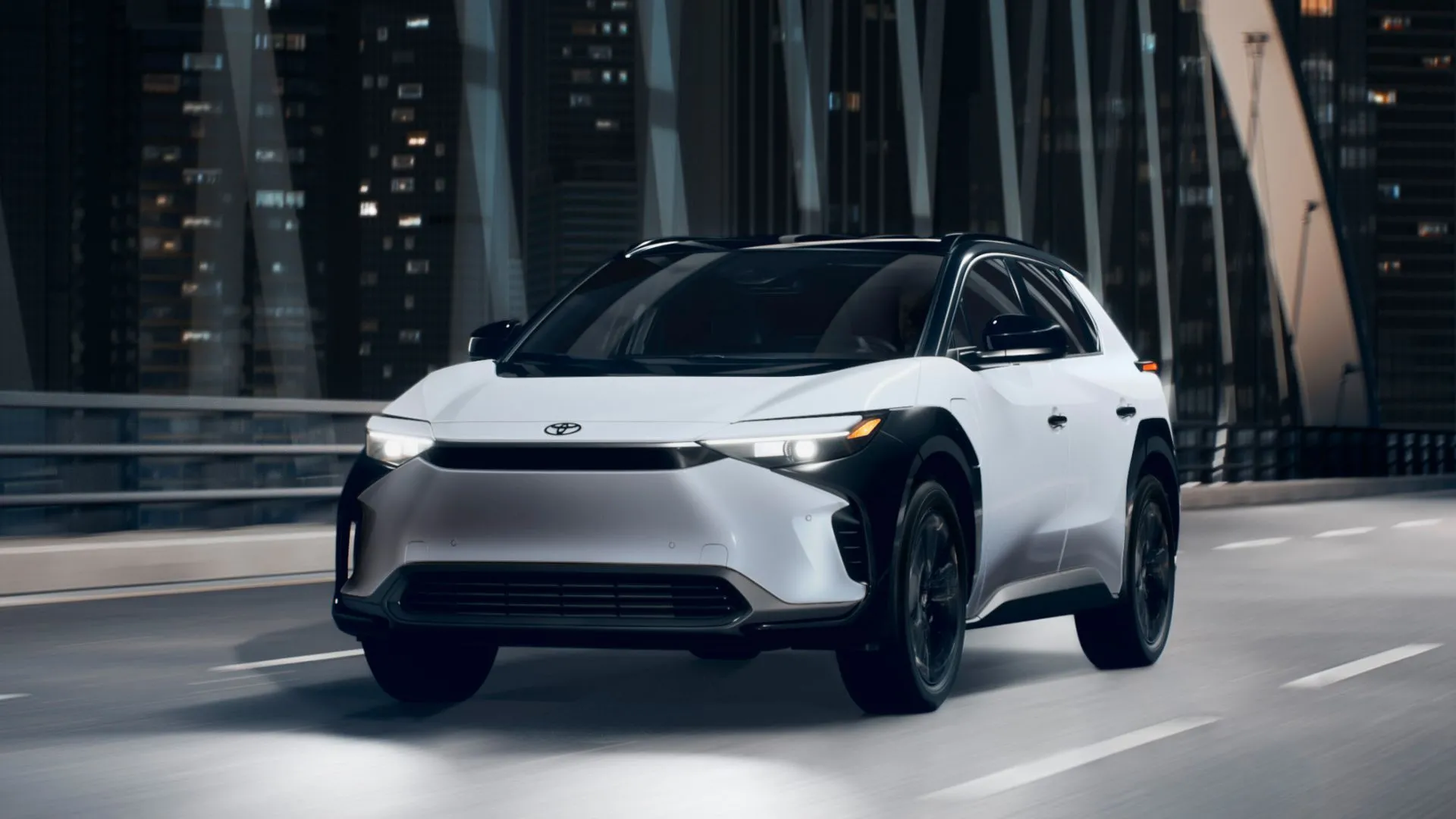 Ô tô điện Toyota bZ4X di chuyển trên cầu, minh họa cho chiến lược xe điện của Toyota.