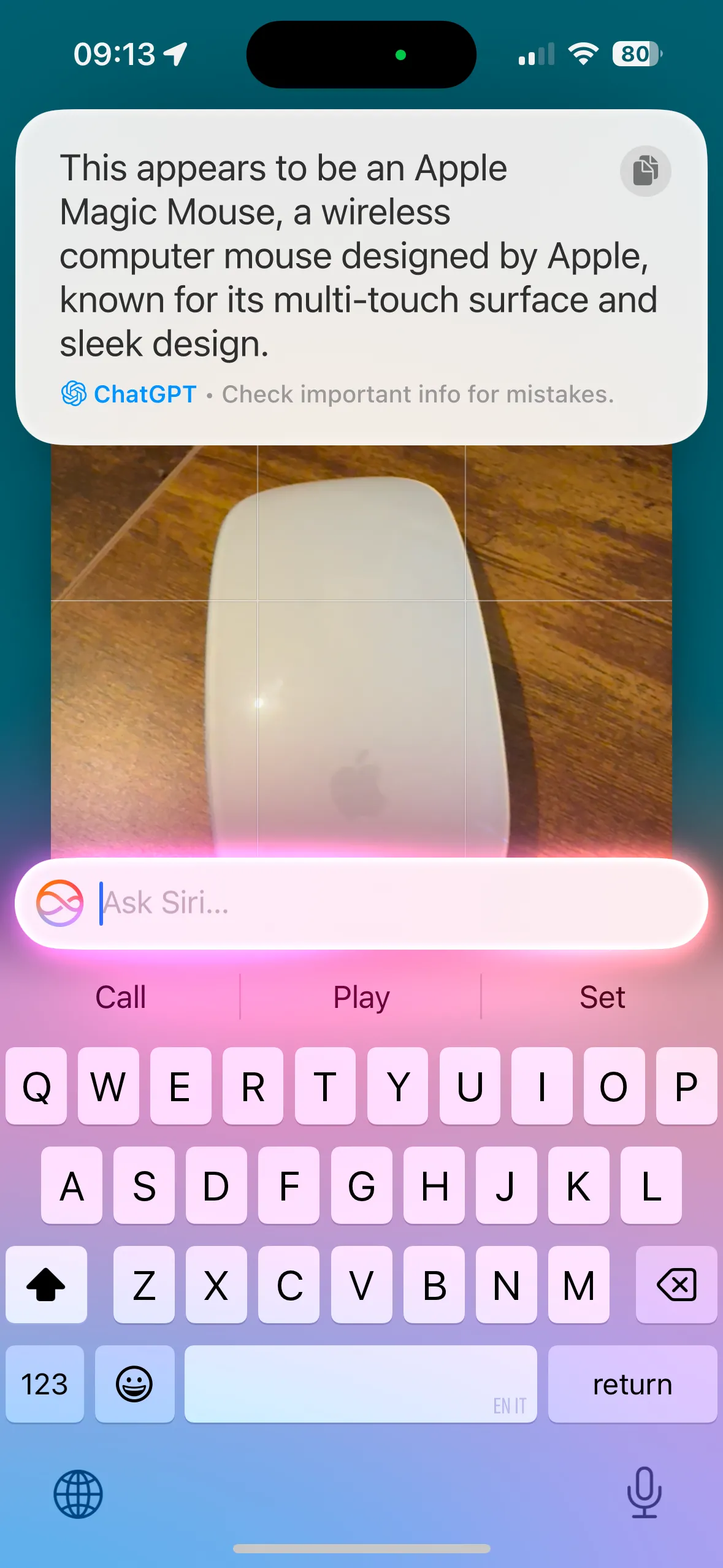 Phản hồi của ChatGPT thông qua Siri, mô tả hình ảnh con chuột là Apple Magic Mouse.