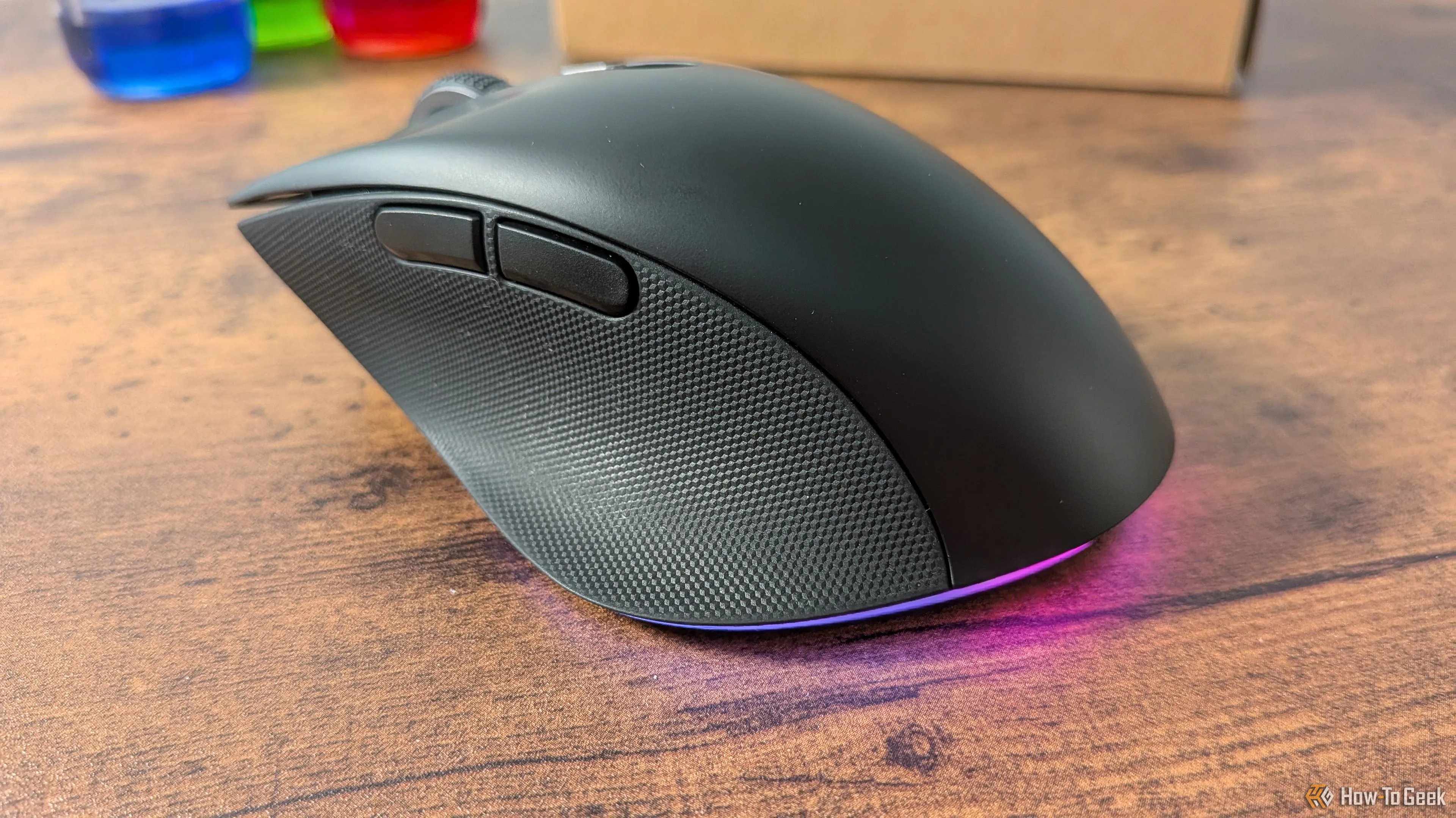 Razer Pro Click V2 nổi bật với dải đèn LED dưới thân chuột, tạo hiệu ứng ánh sáng dịu mắt, tăng tính thẩm mỹ cho không gian làm việc.