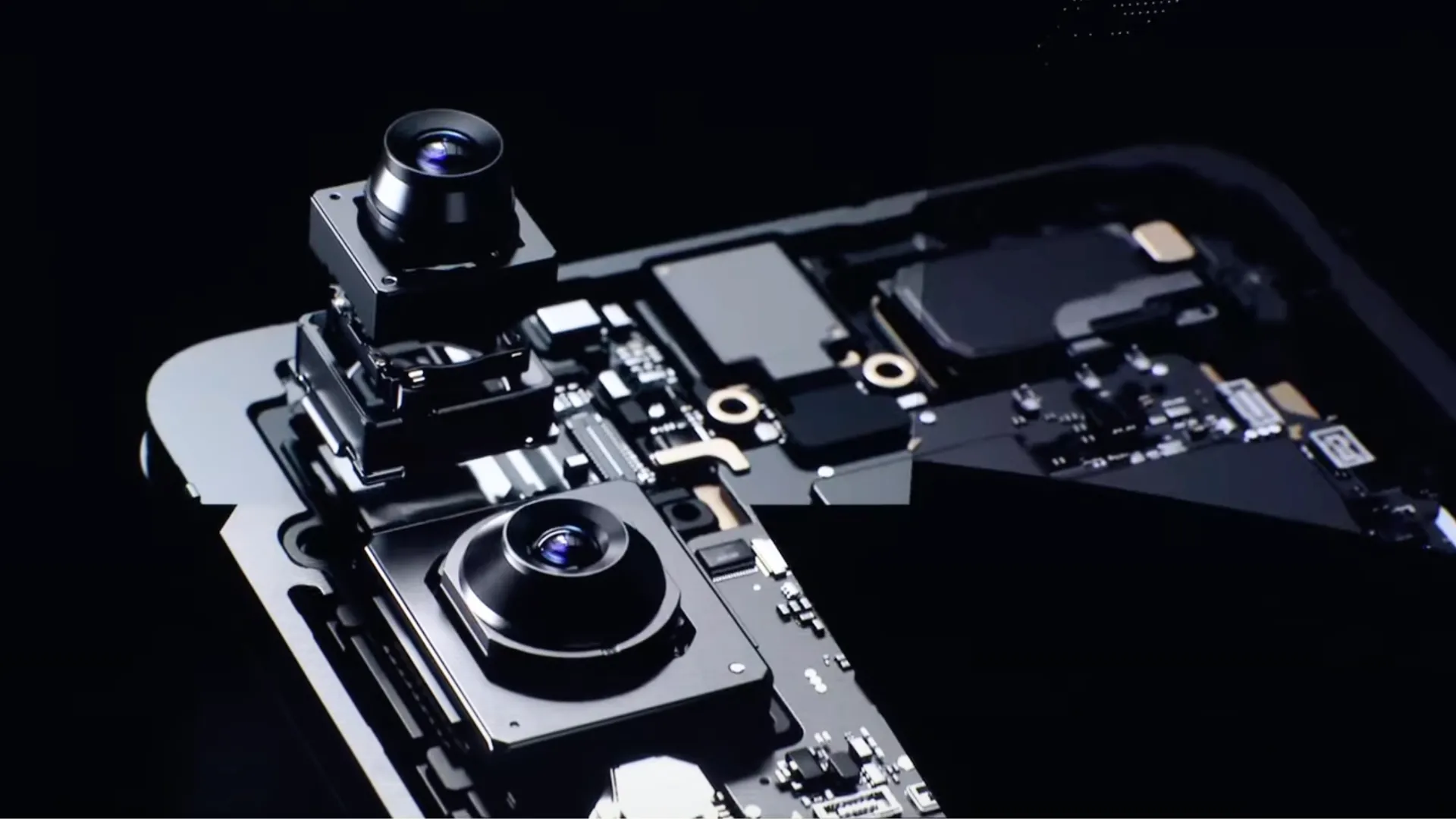 Samsung Galaxy S25 Edge với thiết kế camera đặc trưng.