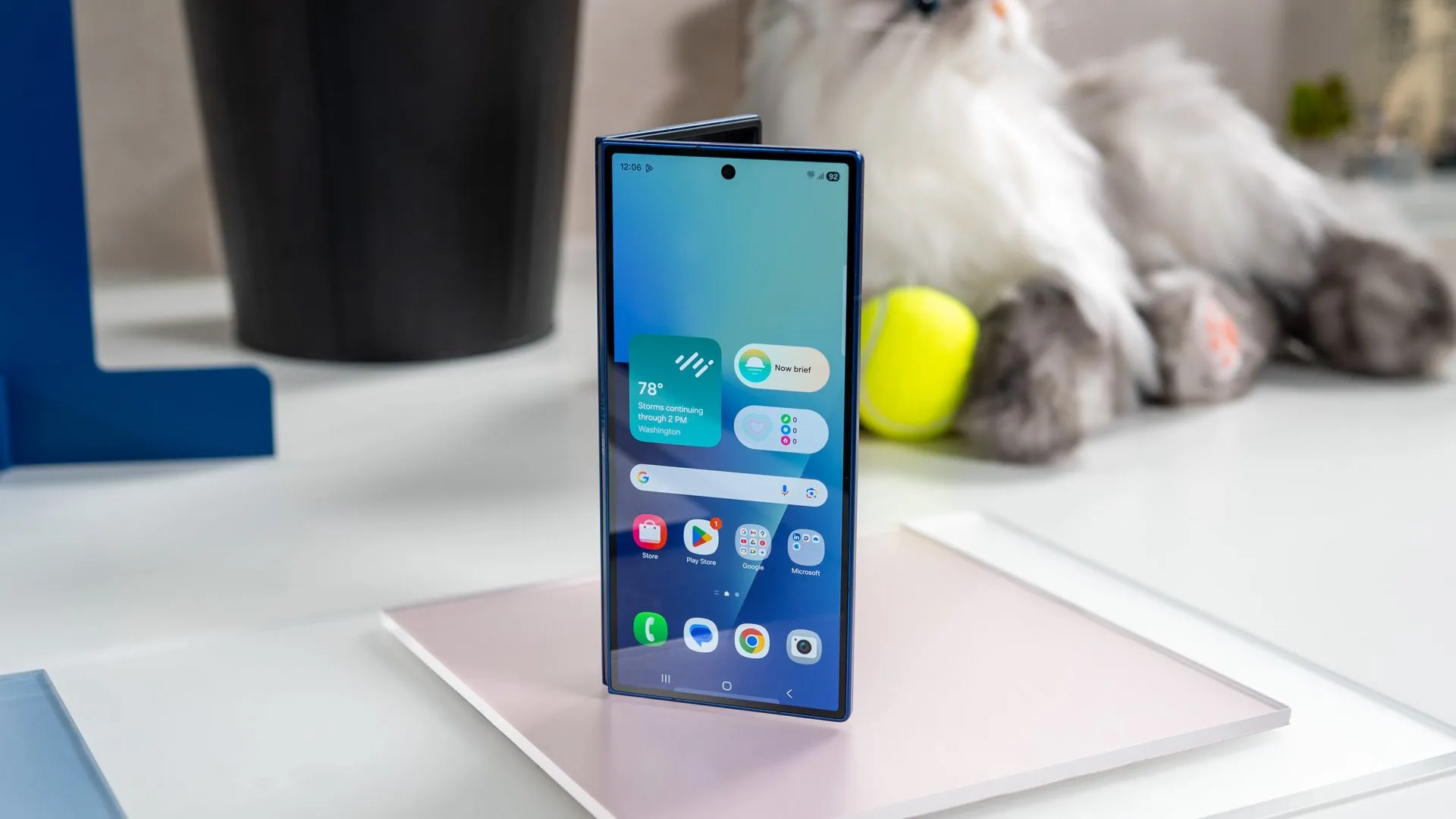 Samsung Galaxy Z Fold 7 đang đứng trên màn hình phụ hiển thị màn hình chính