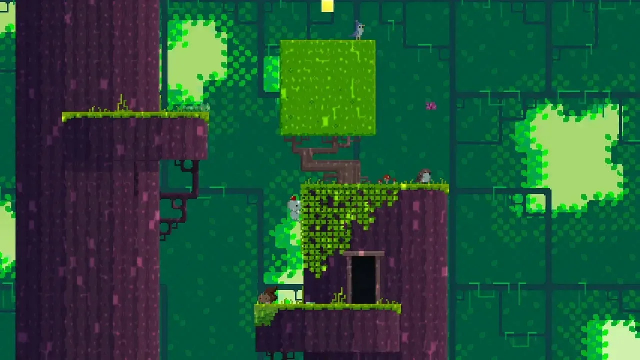Sinh vật trắng với chiếc mũ đỏ nhỏ bám vào tán lá xanh trên rìa nền tảng trong game Fez