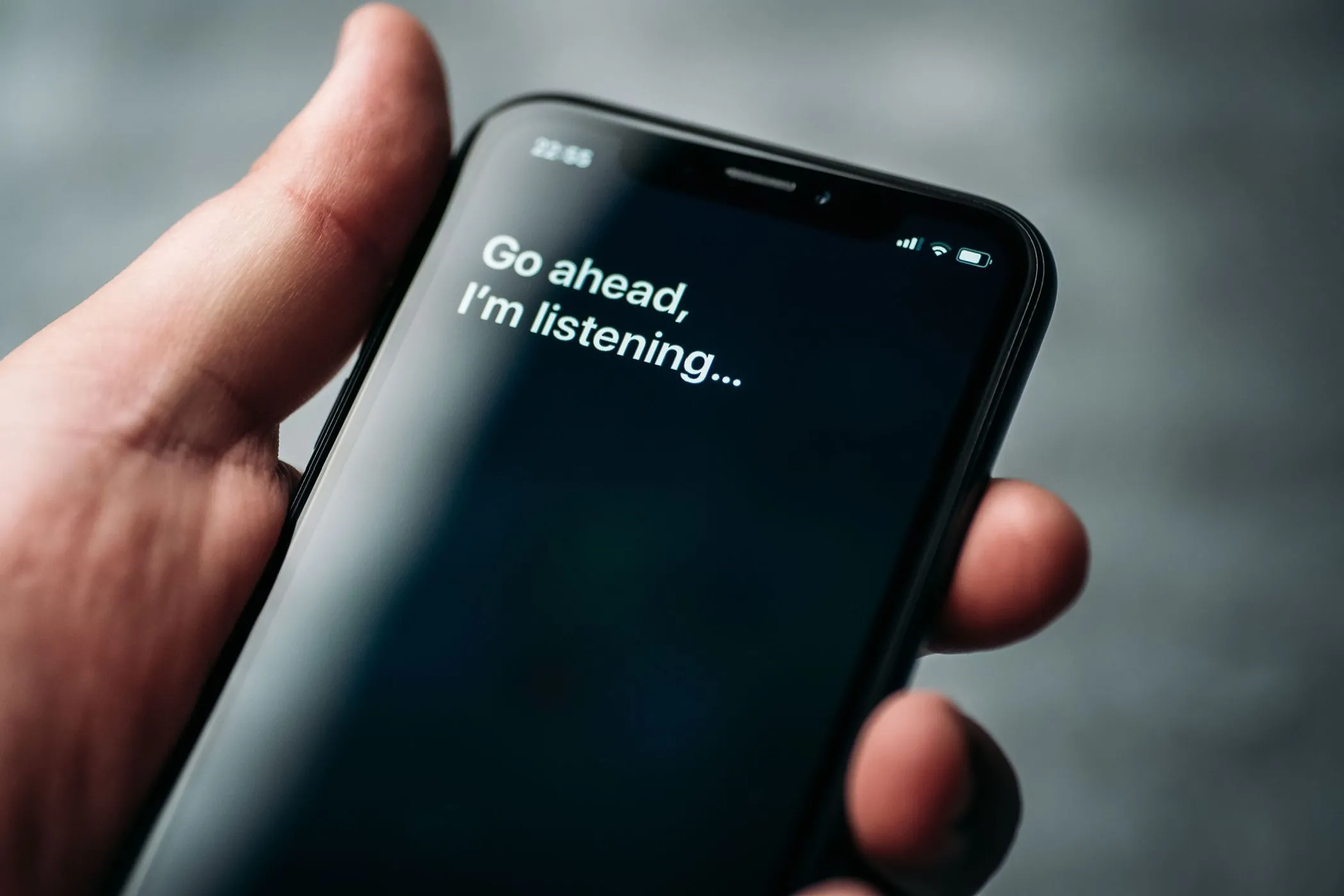 Siri hiển thị thông báo &quot;Cứ tự nhiên, tôi đang nghe&quot; trên iPhone.