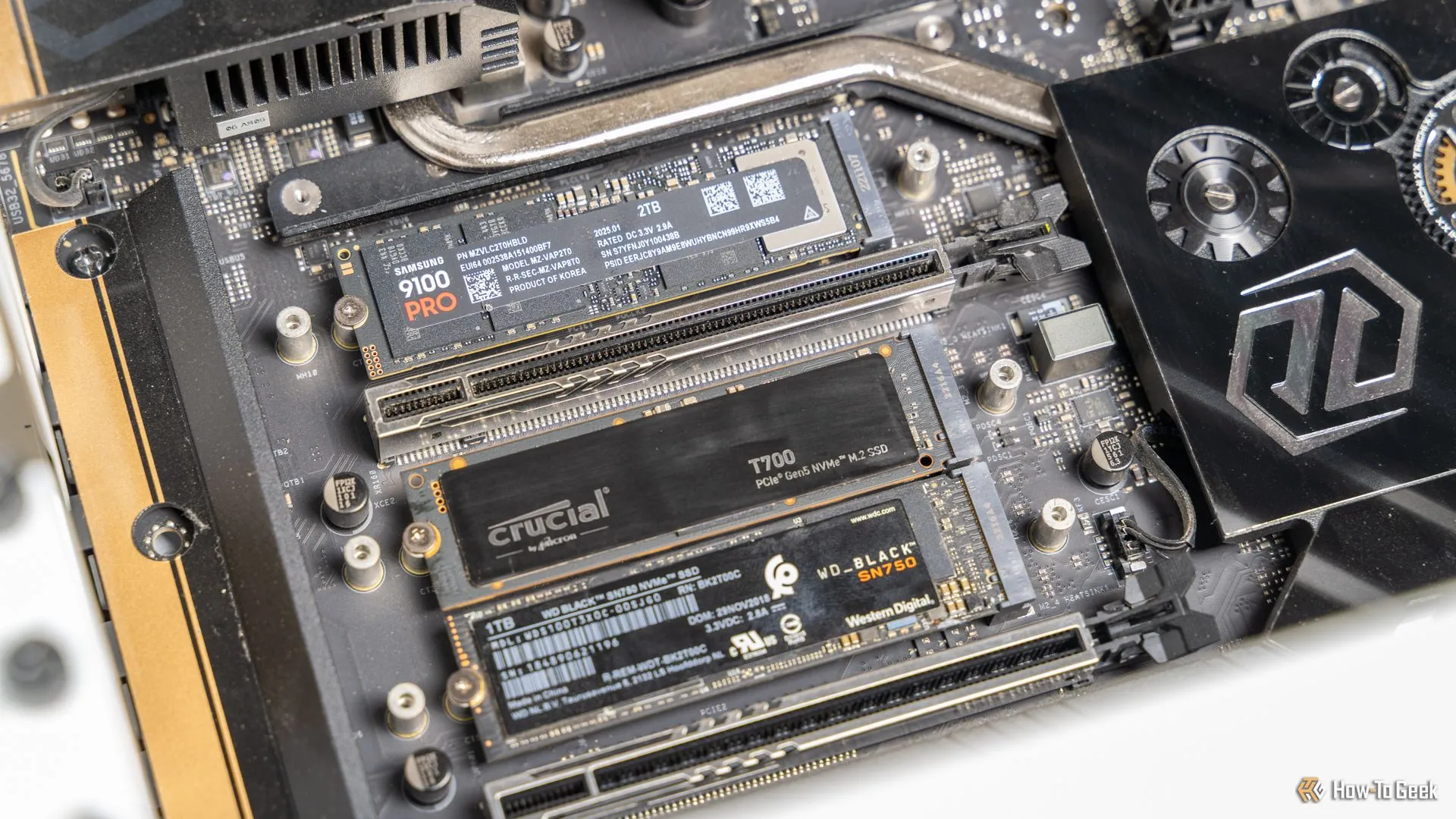 SSD Samsung 9100 PRO NVMe được gắn vào bo mạch chủ cùng với các ổ M.2 khác