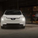 Subaru Solterra 2026 với thiết kế đầu xe mới mẻ và đèn DRL 6 LED độc đáo.
