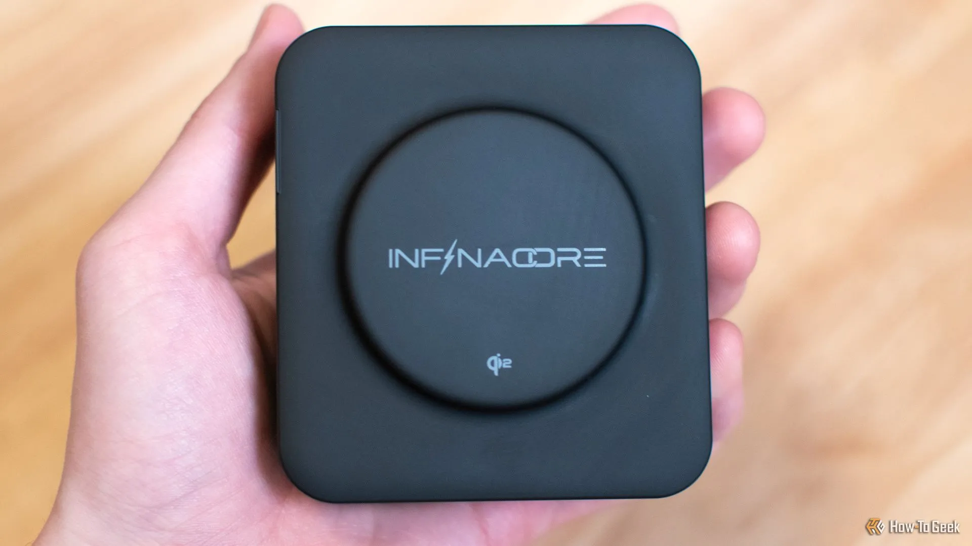 Tấm sạc không dây Qi2 của InfinaCore P3 Pro với khả năng sạc MagSafe