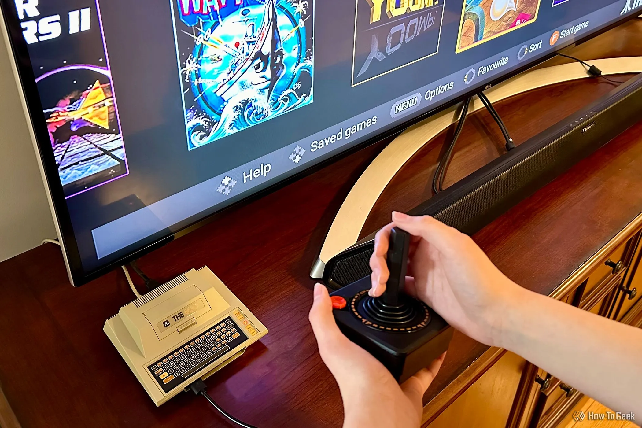 Tay cầm điều khiển THE400 Mini (joystick) được sử dụng để chơi game trên TV