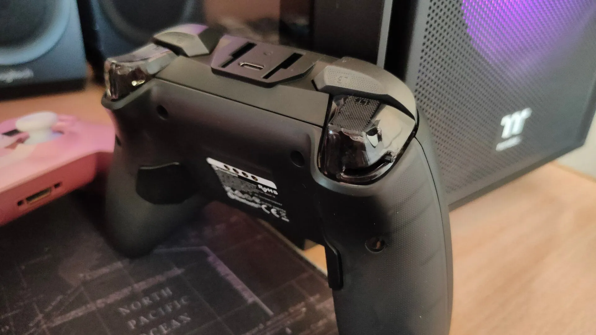 Tay cầm GameSir Cyclone 2 màu trắng với các nút trigger và paddle ở mặt sau được làm nổi bật