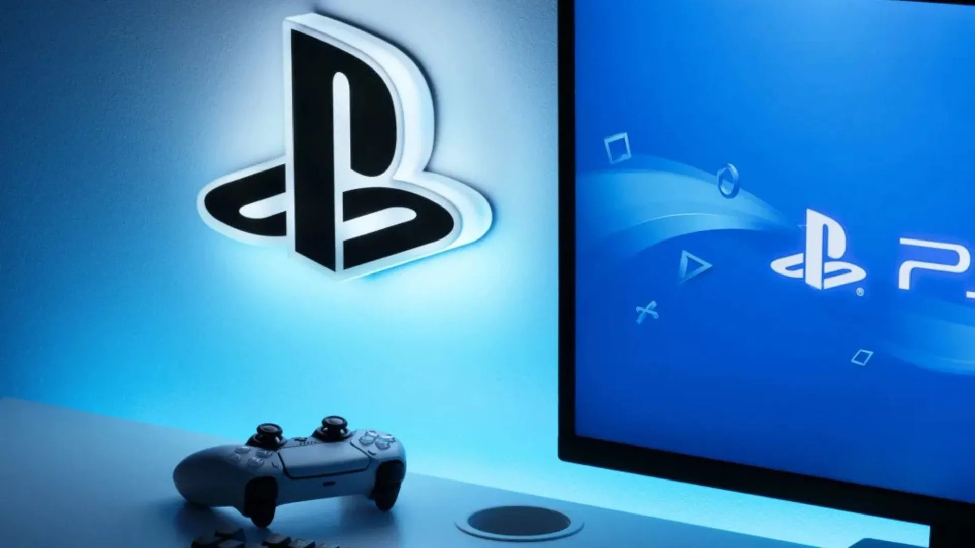 Tay cầm PlayStation 5 và biểu tượng PS5 trên màn hình, tượng trưng cho thành công của game Indiana Jones The Great Circle trên nền tảng này.