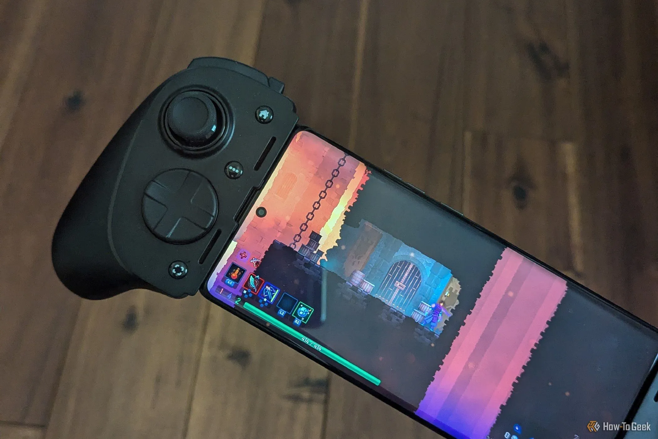 Tay cầm Razer Kishi Ultra kết nối với điện thoại Moto Edge+ 2023, đang chơi tựa game Dead Cells, minh họa trải nghiệm game di động chất lượng cao.