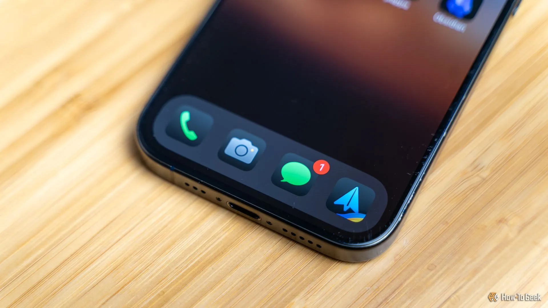 Thanh dock ứng dụng trên iPhone hiển thị biểu tượng Spark Email.