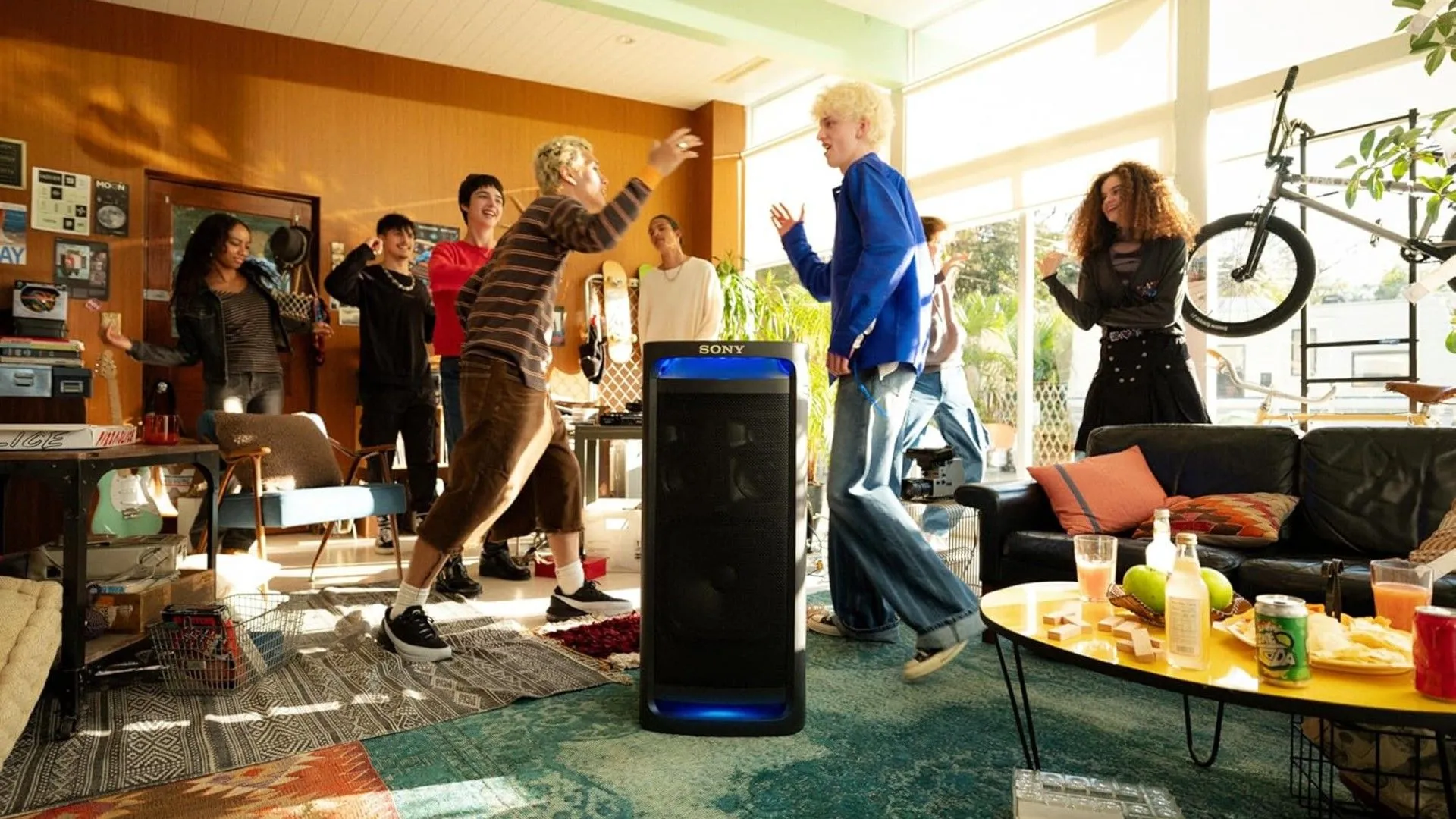 Thanh thiếu niên đang tiệc tùng với loa Sony ULT Series cỡ lớn