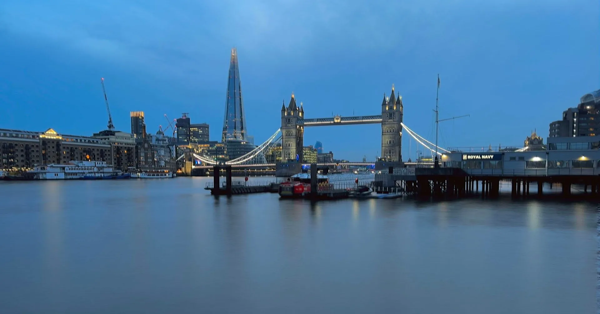 Tháp Cầu (Tower Bridge) vào giờ xanh trước khi điều chỉnh độ bão hòa màu sắc để tăng sự sống động