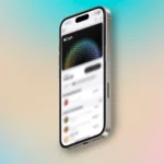 Thẻ Apple Cash hiển thị trong ứng dụng Wallet trên iPhone với nền màu sắc.