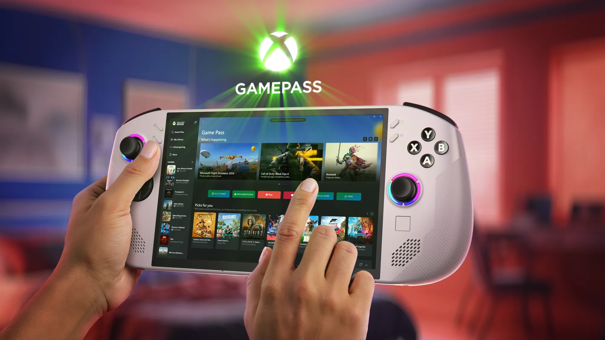 Thiết bị chơi game cầm tay Legion Go S màu trắng hiển thị giao diện Xbox Game Pass, tượng trưng cho khả năng chơi game PC trên nền tảng Windows.