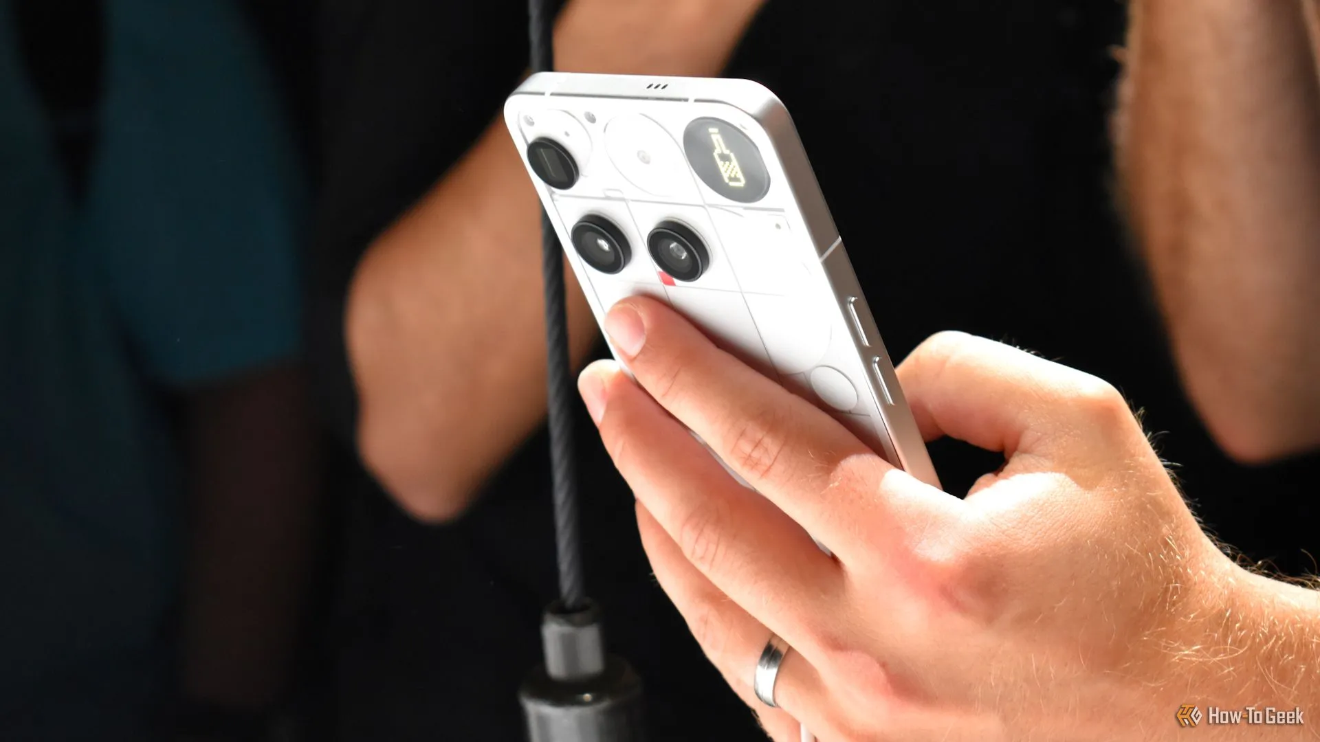 Thiết kế mặt lưng Nothing Phone (3) màu trắng với cụm camera và đèn Glyph Matrix độc đáo tại sự kiện ra mắt