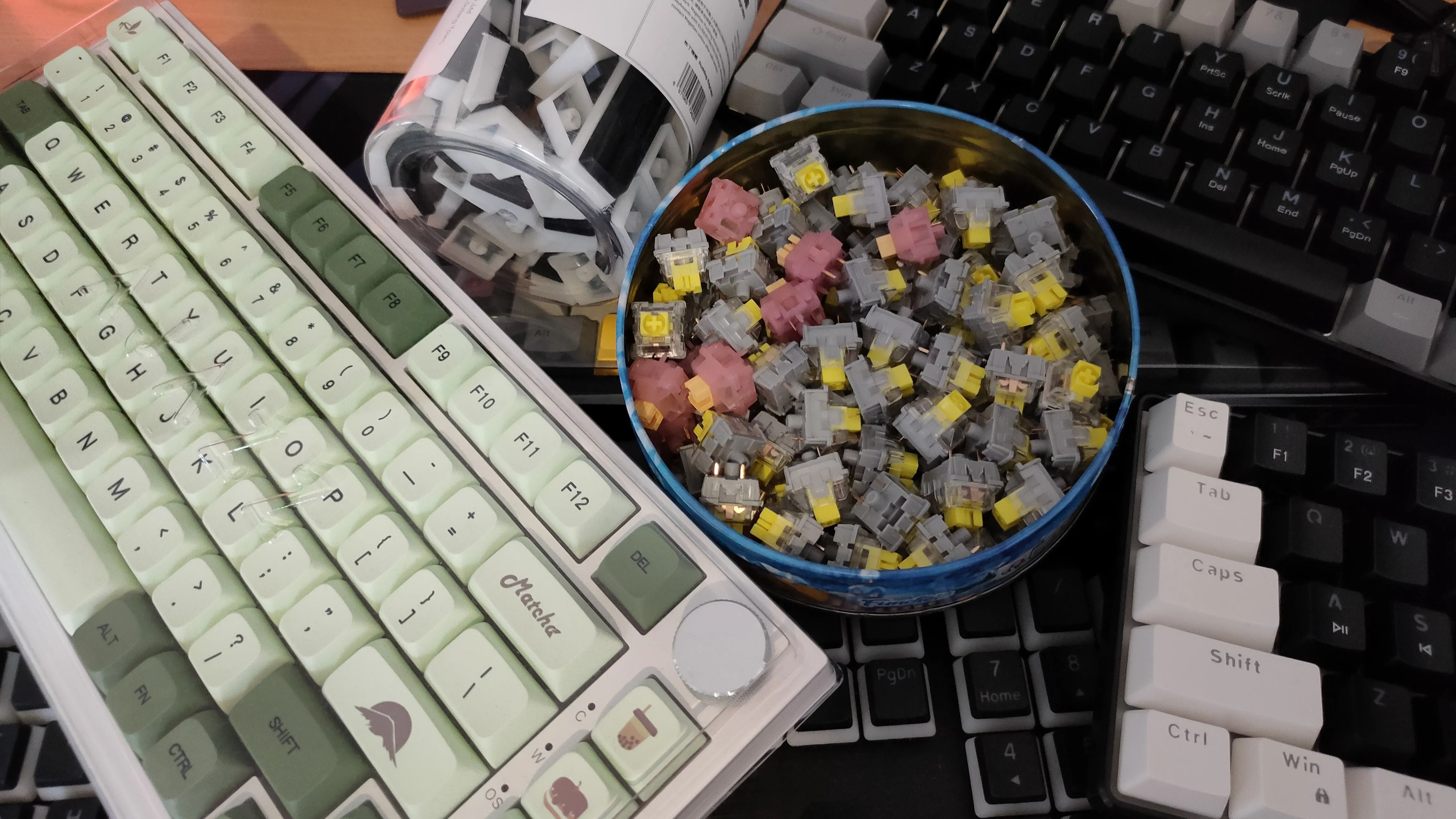 Tổng hợp các linh kiện bàn phím cơ custom như switch, keycap và bàn phím hoàn chỉnh từ Temu trên bàn làm việc.