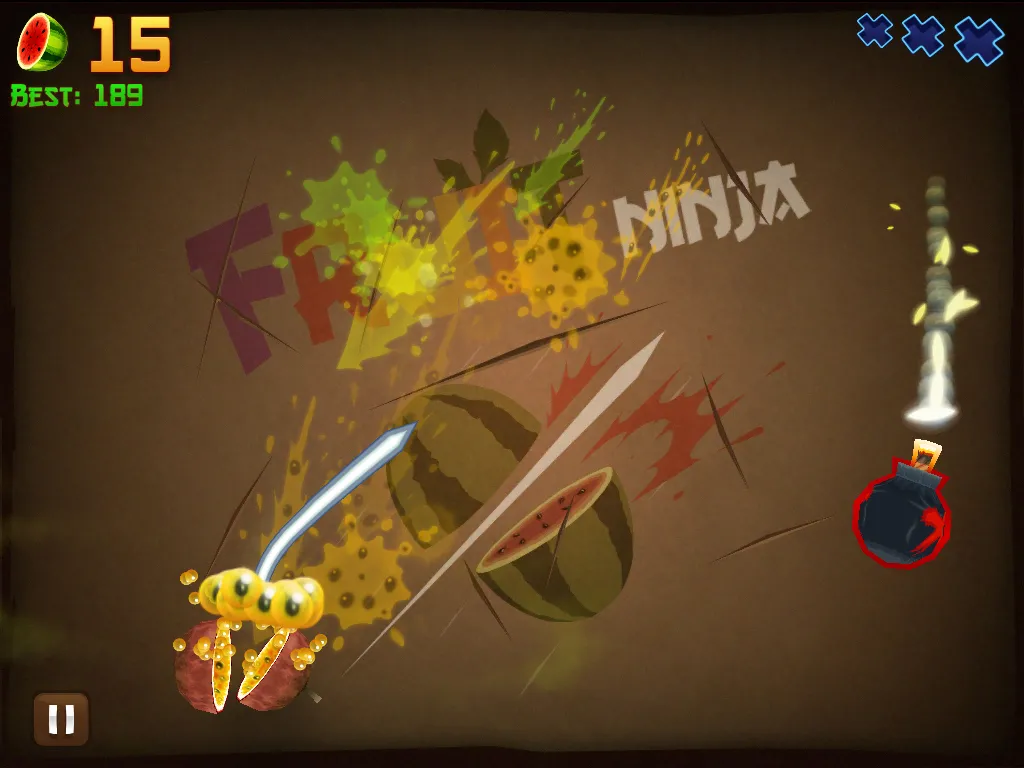 Trò chơi Fruit Ninja đang chạy trên một chiếc iPad 2, cho thấy iPad cũ vẫn có thể dùng làm thiết bị giải trí cho trẻ em.