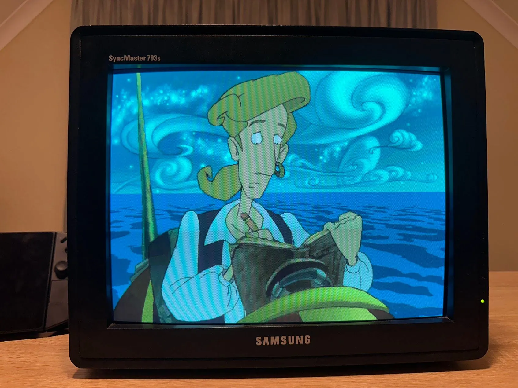 Tựa game phiêu lưu The Curse of Monkey Island với phong cách hoạt hình vẽ tay đẹp mắt trên màn hình CRT.