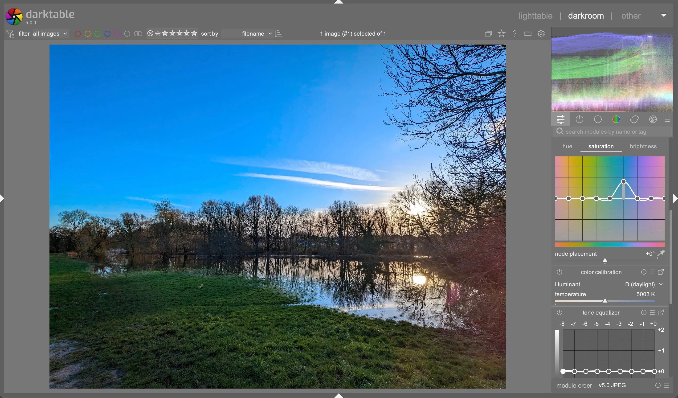 Ứng dụng chỉnh sửa ảnh RAW darktable trên macOS, hiển thị giao diện chính với các công cụ điều chỉnh màu sắc, độ sáng và biểu đồ thông số kỹ thuật.