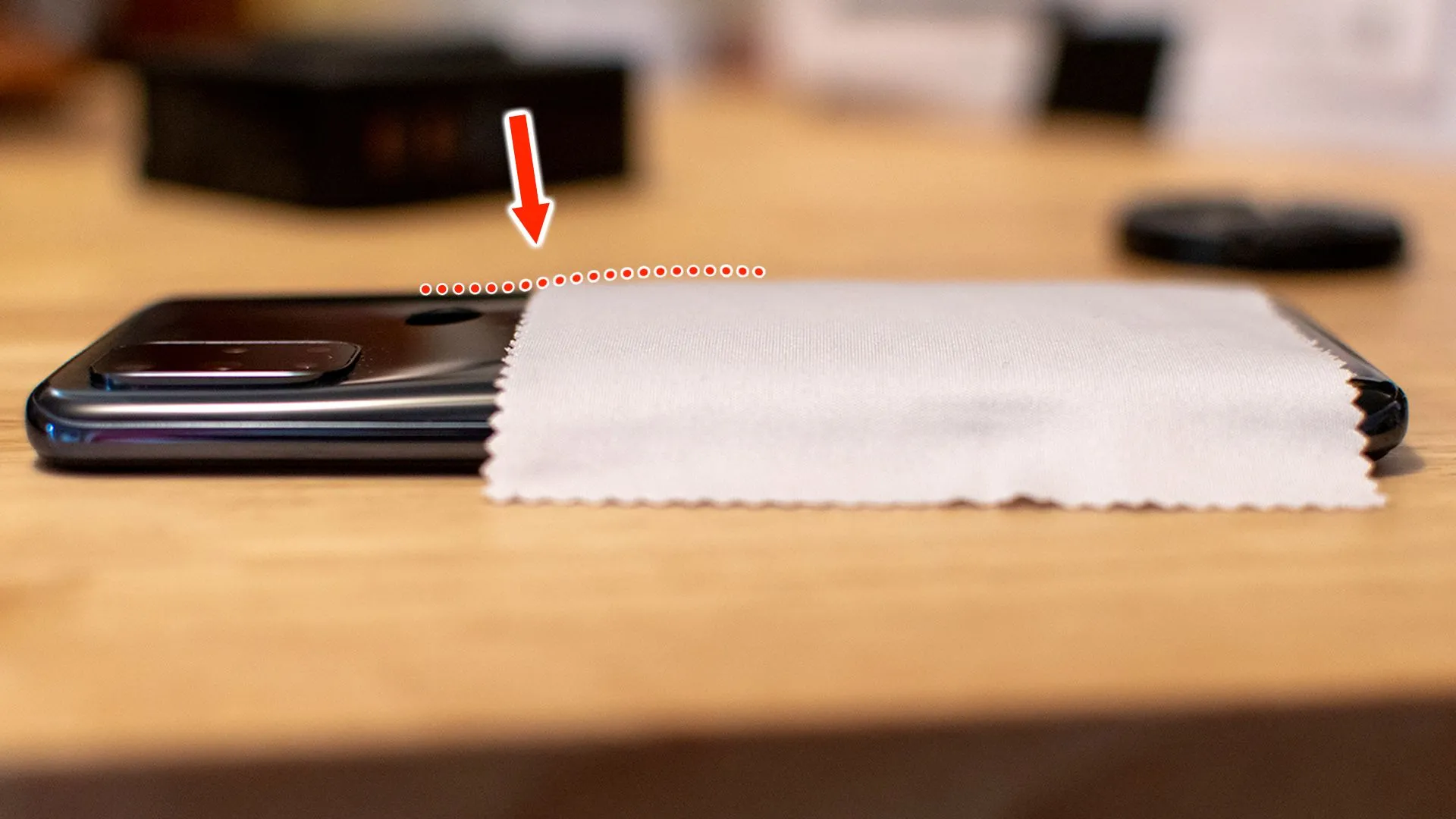 Vùng pin bị phồng trên điện thoại OnePlus Nord N10 5G được khoanh đỏ, thể hiện sự biến dạng rõ rệt