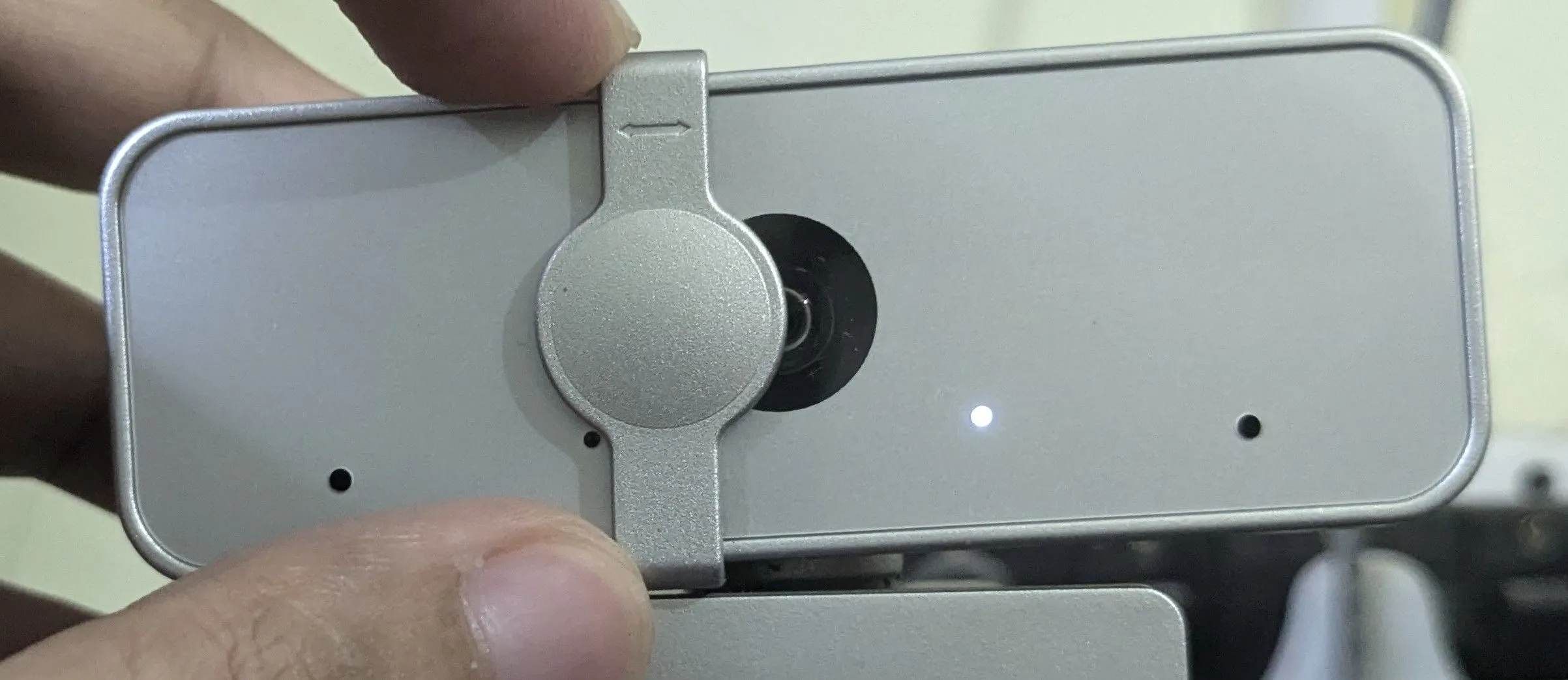 Webcam tích hợp với màn che riêng tư đang đóng
