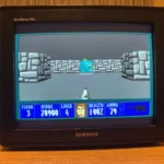 Wolfenstein 3D đang chạy trên màn hình CRT, hiển thị hình ảnh pixel rõ nét.