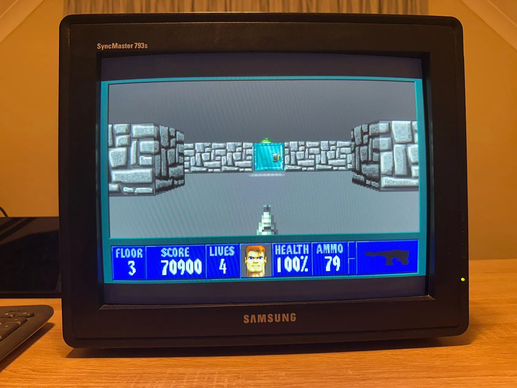 Wolfenstein 3D đang chạy trên màn hình CRT, hiển thị hình ảnh pixel rõ nét.