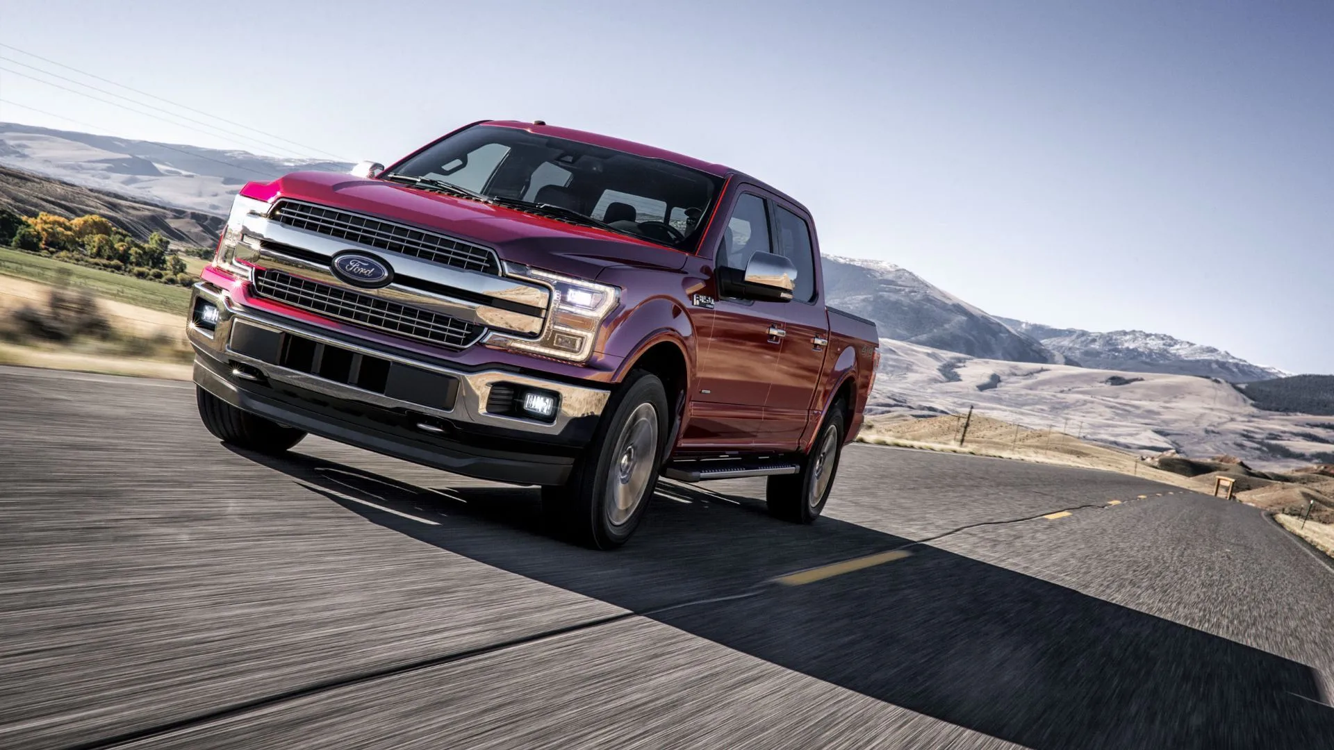 Xe bán tải Ford F-150 màu xám đang di chuyển trên đường đất