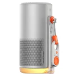 XGIMI MoGo 4 và MoGo 4 Laser đặt cạnh nhau trên bề mặt gỗ, thể hiện thiết kế dạng bình nhiệt di động và chân đế tích hợp.