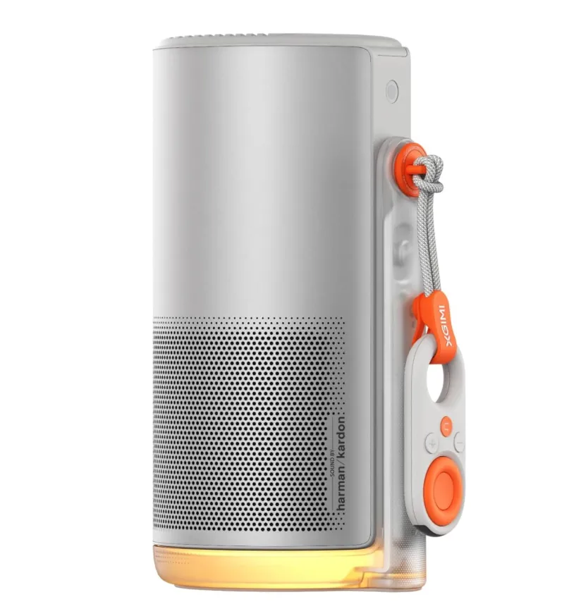 XGIMI MoGo 4 và MoGo 4 Laser đặt cạnh nhau trên bề mặt gỗ, thể hiện thiết kế dạng bình nhiệt di động và chân đế tích hợp.